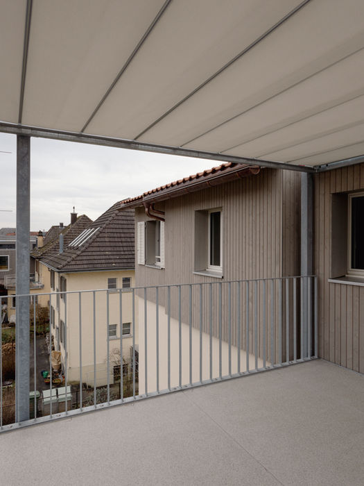 Frego Horizontal-Falt-Store an Balkonanbau in Wettingen, Aargau – Konisch geschnittene Stoffbahnen bieten effektiven Sonnenschutz und Regenschutz. Mit Motorantrieb und Funksteuerung für eine komfortable Nutzung. Die Windstabilität bis 70 km/h sorgt für zusätzlichen Schutz bei schlechtem Wetter.
