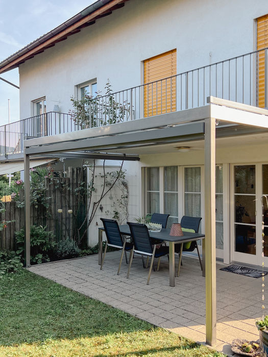 Sitzplatzüberdachung in Rupperswil, Aargau – Eine moderne Überdachung aus rohen CNS-Rohren, ausgestattet mit einer Dachbeschattung und seitlichen Vertikalmarkisen, die zusätzlichen Schutz vor Sonne und Wind bieten.