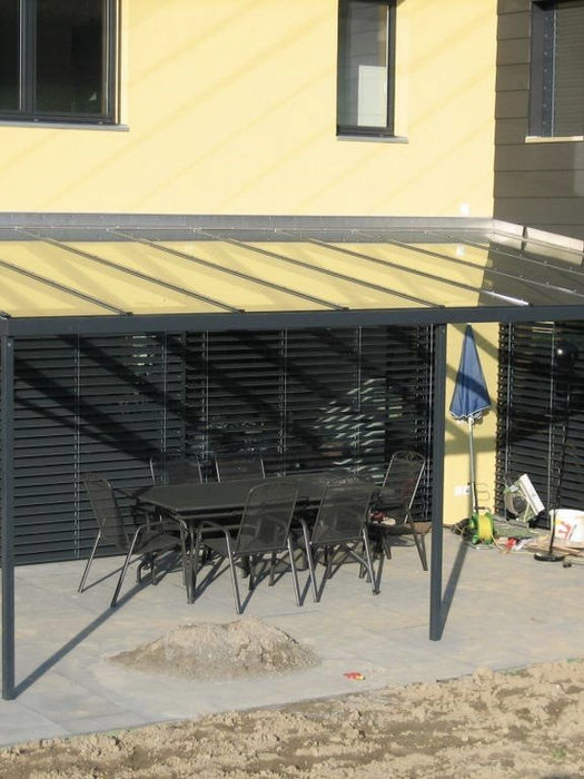 Schrägdach Sitzplatzüberdachung aus Stahlprofilen mit Deckleisten in Hunzenschwil, Aargau – Eine robuste Überdachung aus verzinkten und pulverbeschichteten Stahlprofilen, ideal für den Aussenbereich.