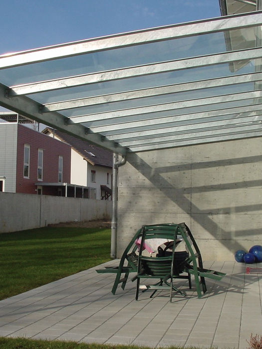 Schrägdach Sitzplatzüberdachung aus Stahlprofilen mit Deckleisten in Hunzenschwil, Aargau – Eine robuste Überdachung aus verzinkten Stahlprofilen, ideal für den Aussenbereich.