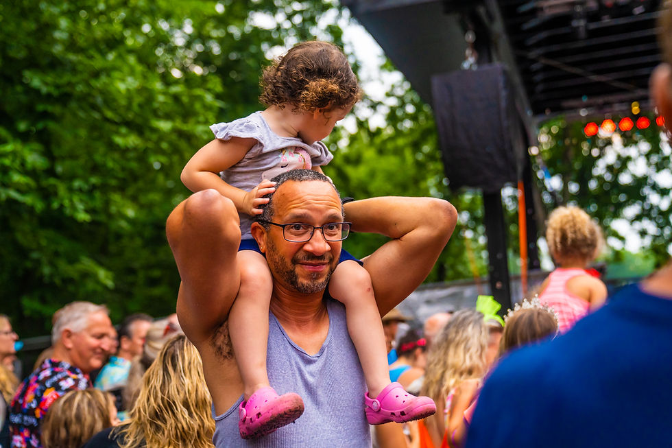 A kid on dad’s shoulders