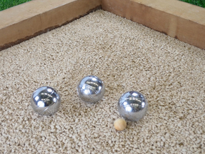 Et si un terrain de pétanque était la pièce manquante de votre jardin ?