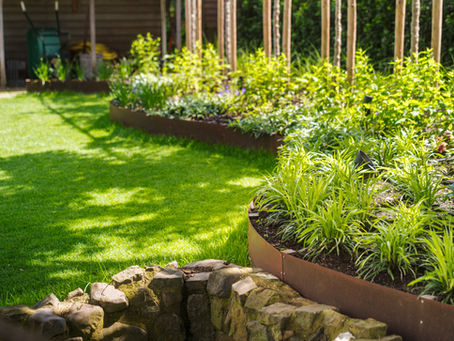 massif délimité par bordure en corten