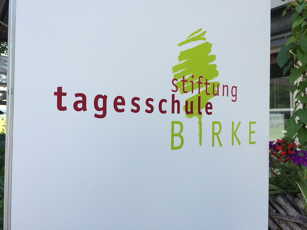 Ausstenstele der Tagesschule Birke auf dem Weisbrod-Areal in Hausen am Albis