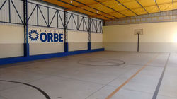Quadra poliesportiva coberta.