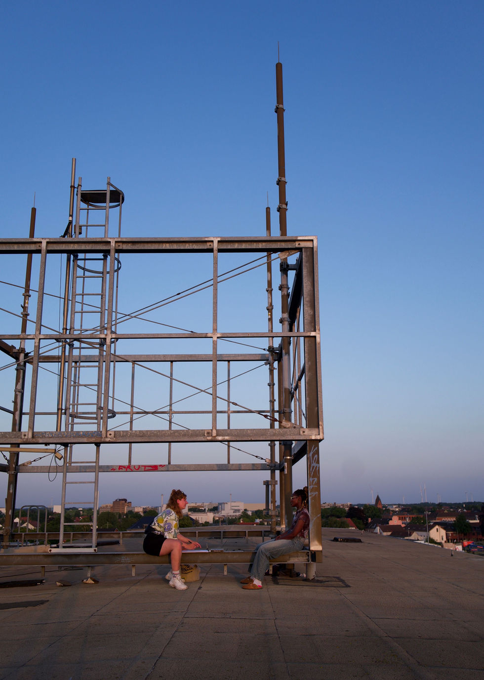 Fotoshooting auf dem Dach beim Zeichnen.