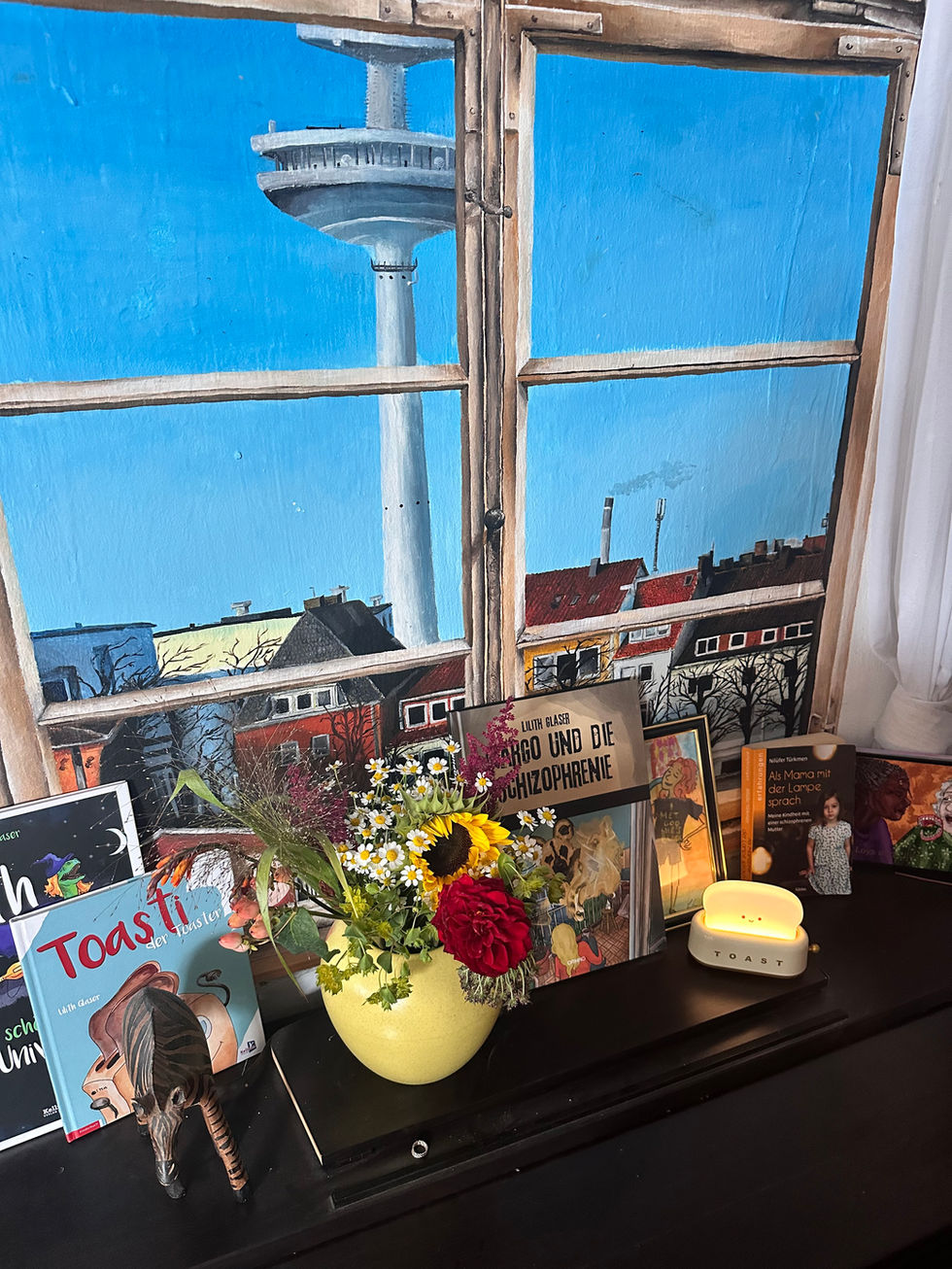 Ein Klavier mit Büchern drauf