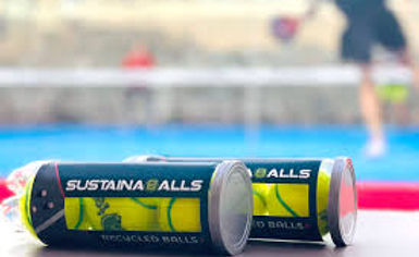 lampara Hook portatil encendida sobre mesa madera