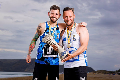 Ganadores competición Beach Cup EHF masculino sujetando trofeo