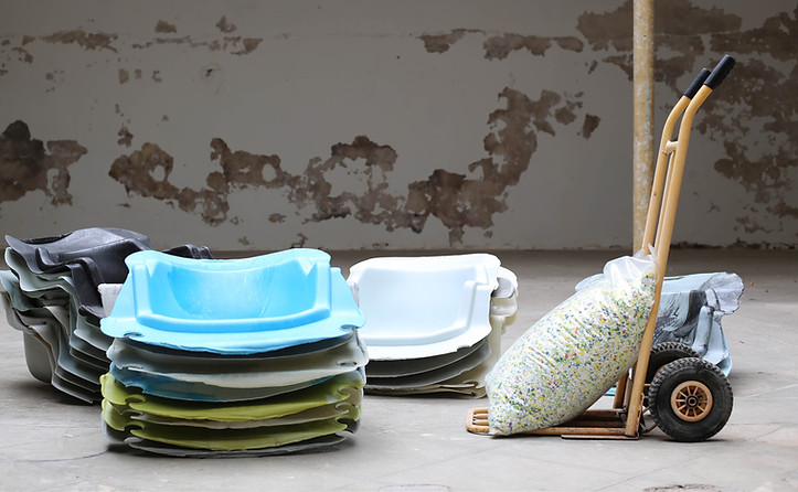 diferentes partes silla plástico diseño reciclado colores varios carretilla con pellets material