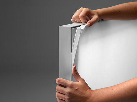 Manos colocando Smartframe soporte de información iluminado para retail