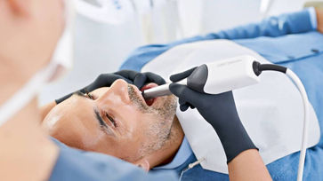 cer-image-people-cerec-omnicam-assistant-scanning-5.jpeg