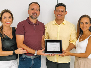 Placa comemorativa de 10 anos: Nakao + LKC Transportes