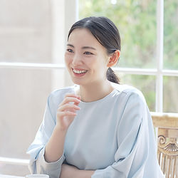 オンラインでお見合いする女性