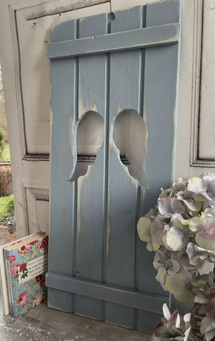 Miniaturbild: Landhaus Fensterladen Engel in taubenblau
