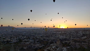 Bild von Heißluftbalonen in Kappatokien passend zum Yogaspruch: „Be prepared to be surprised.“