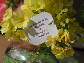 Bild von Schlüsselblumen und einer Spruchkarte