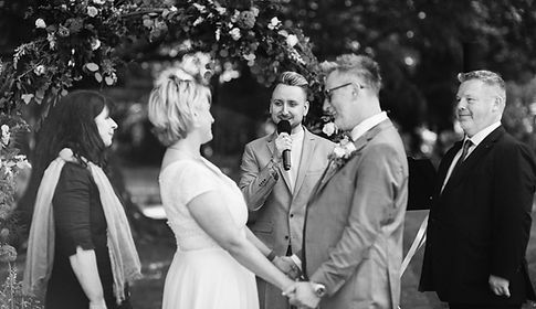 Freie Trauung in Schwarz-Weiß