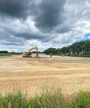 Abbruchunternehmen führt professionelle Abrissarbeiten an einem Gebäude durch