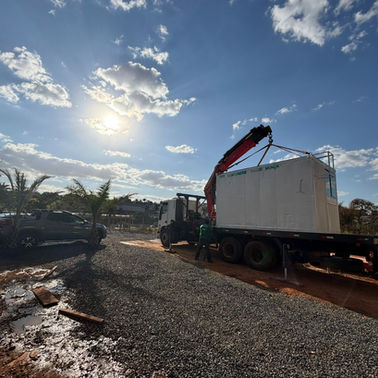 Container adaptado para escritório técnico, garantindo todo o suporte no canteiro de obra em lagoa grande. 