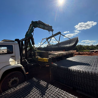 Movimentação de cargas pesadas. 
munck para Montagem de estruturas metálicas