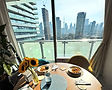Mesa con comida y girasoles frente a vista urbana de Toronto