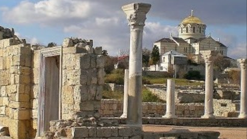 Ces actes de spoliation, bien que « légalisés » par des décrets de circonstance, n’en sont pas moins des violations du droit international, en particulier de la Convention de La Haye de 1954 pour la protection des biens culturels en cas de conflit armé, dont la Russie est signataire.