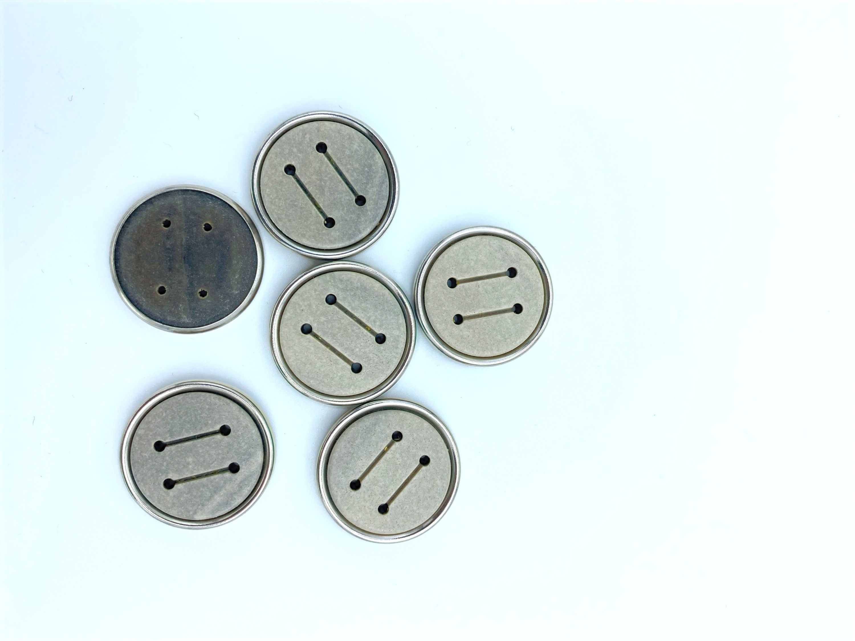 Lot de 4 Boutons en métal et bois à coudre 28mm