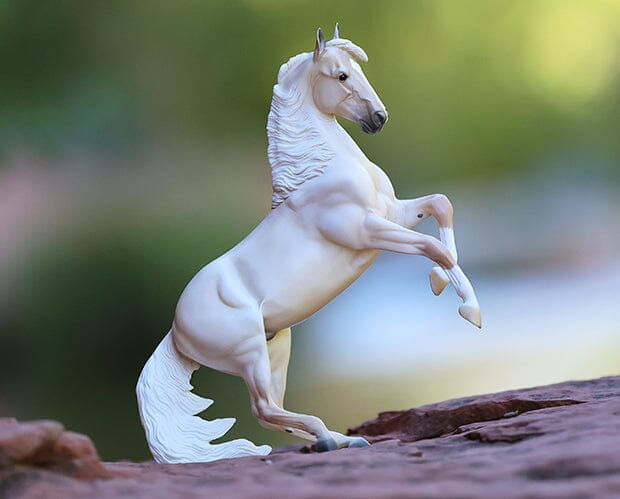 Прев'ю: Мустанг паломіно жеребець Cloud Breyer Traditional 10306