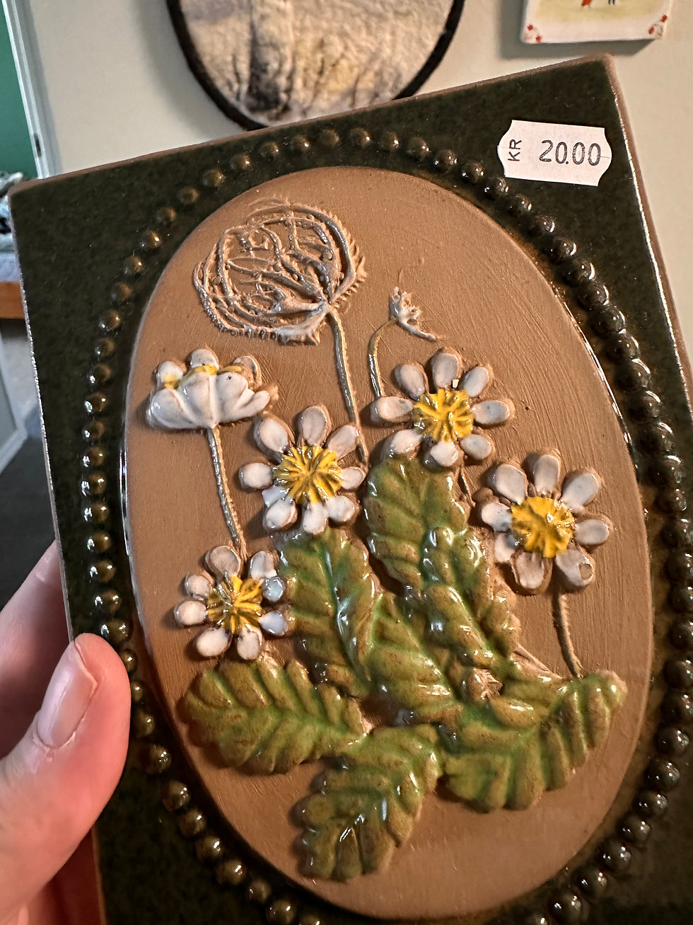 Jie Gantofta wandtegeltje met bloemen, gevonden in een loppis in Zweden