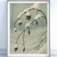 Illustratie van gebogen stelen met verdorde blaadjes, elk bedekt met sneeuw, tegen een zachte winterse achtergrond met bomen en sneeuwvelden.