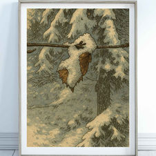 Illustratie van twee bruine herfstbladeren die met een dikke laag sneeuw aan een dunne tak hangen, met op de achtergrond besneeuwde dennentakken en een zacht winterbos.