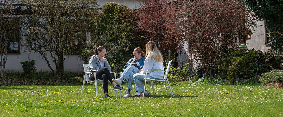 Schülerinnen im Garten