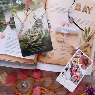 Beltane marque l’entrée dans la saison claire. Découvre mes propositions de shadow work et de journaling pour explorer le désir, la vitalité, le corps, la visibilité et la relation à cette période de l’année.