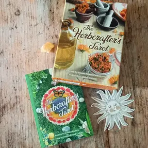 The Herbcrafter's Tarot : découvre le deck interview de ce tarot botanique et médicinal. Un tirage en 13 questions pour explorer sa voix, ses messages, ses forces et les tirages qu’il accompagne.