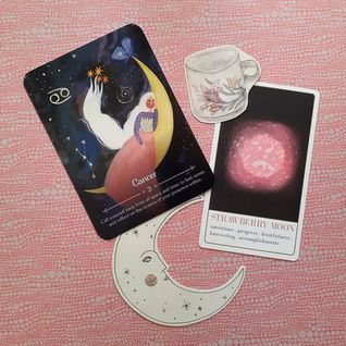 Découvre la signification de la Lune des Fraises, pleine lune de juin : origine, symbolique de récolte, douceur, maturation, questions de journaling, tirage de tarot et rituel d’introspection saisonnière.