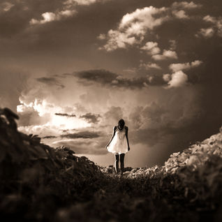 Tu te demandes si tu portes une mémoire karmique ? Voici ma méthode pour repérer les mémoires que tu portes en toi. Une méthode rigoureuse et croisée : énergétique, astrologie, numérologie, tarot, symboles…