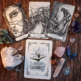 Tu veux explorer une vie antérieure avec le tarot, mais tu ne sais pas quel jeu choisir ? Tous les tarots ne soutiennent pas ce type de lecture de la même manière. Dans cet article, je te partage mes repères pour choisir un jeu juste, profond et vivant.