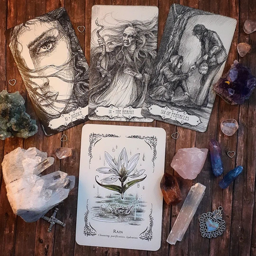 Tu veux explorer une vie antérieure avec le tarot, mais tu ne sais pas quel jeu choisir ? Tous les tarots ne soutiennent pas ce type de lecture de la même manière. Dans cet article, je te partage mes repères pour choisir un jeu juste, profond et vivant.