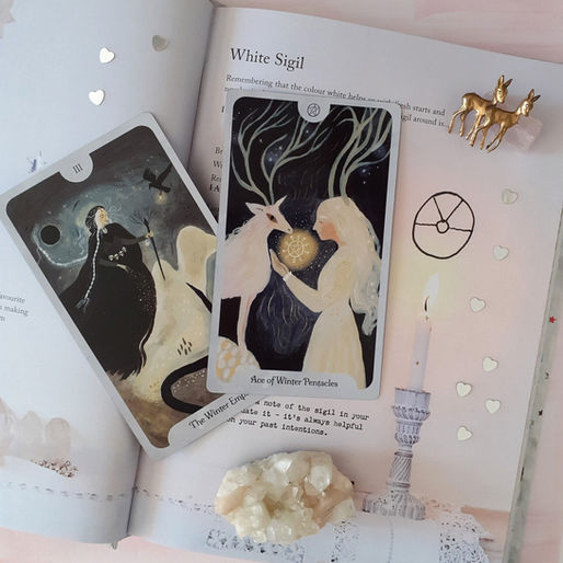 Imbolc : 4 tirages de tarot introspectifs pour traverser l'hiver en conscience et protéger le feu intérieur.