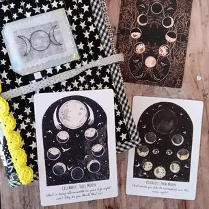 Nouvelle lune et pleine lune : 2 rendez-vous d’introspection à intégrer à ta pratique d'écriture et de journaling. Intention, bilan, cycles intérieurs : des questions et des prompts pour mieux te comprendre au rythme de la Lune.
