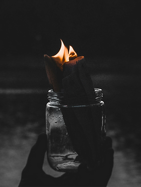 Une approche unique du shadow work, entre introspection guidée, mémoire de l'âme et transgénérationnel.