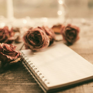 Quoi écrire dans un journal intime ? Tu aimerais tenir un journal pour y voir plus clair, mais tu ne sais pas quoi écrire ? Voici des pistes simples, profondes et concrètes pour commencer à écrire sur toi sans pression, à partir de ce que tu vis vraiment.