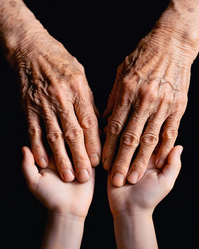 Mémoires et loyautés familiales & transgénérationnelles. Une lecture karmique pour identifier les poids transgénérationnels. Tu as l’impression de porter un poids familial, une culpabilité ou une tristesse qui ne t’appartient pas entièrement ? Cette lecture karmique et transgénérationnelle t’aide à comprendre ce qui se joue.