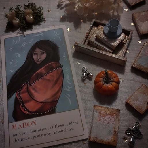 Mabon : mes tarots & oracles d’automne, 7 tirages pour ancrer ton intention d'équinoxe. Cristaux, runes, charms : inspirations et idées pour un autel de saison.