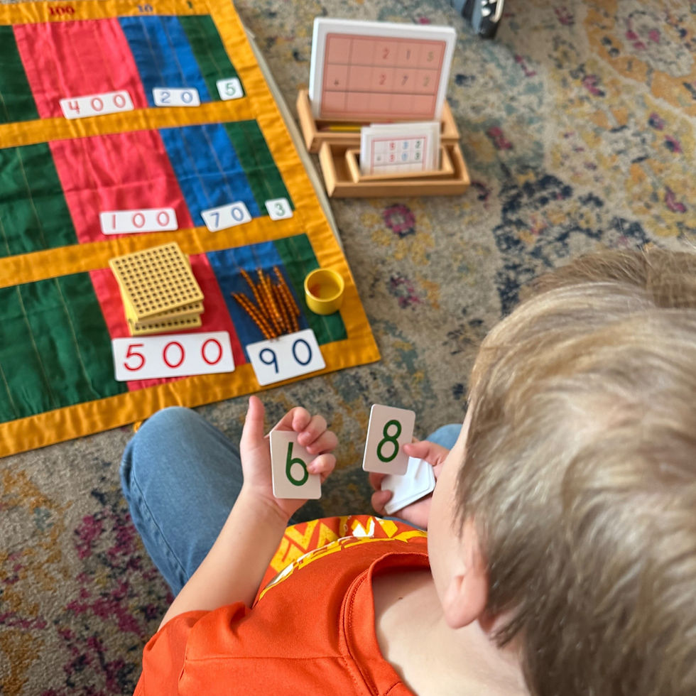 Con manos firmes y una concentración tranquila, este estudiante de kínder trabaja con las perlas doradas, construyendo un problema matemático paso a paso y transformando ideas abstractas en algo que puede ver, tocar y comprender.