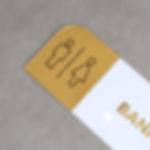 Placa de Porta Sinalização Banheiro com detalhes em branco e dourado