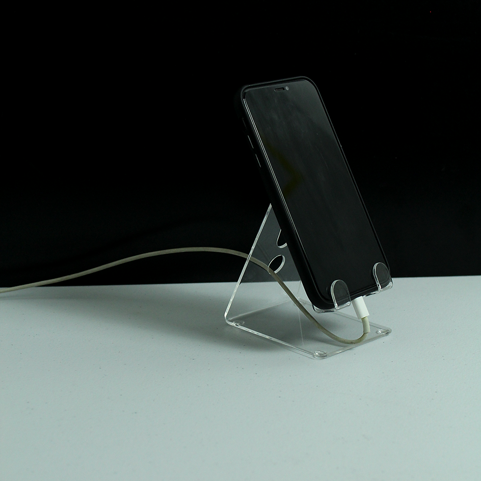 suporte parqa celular no fundo branco e preto