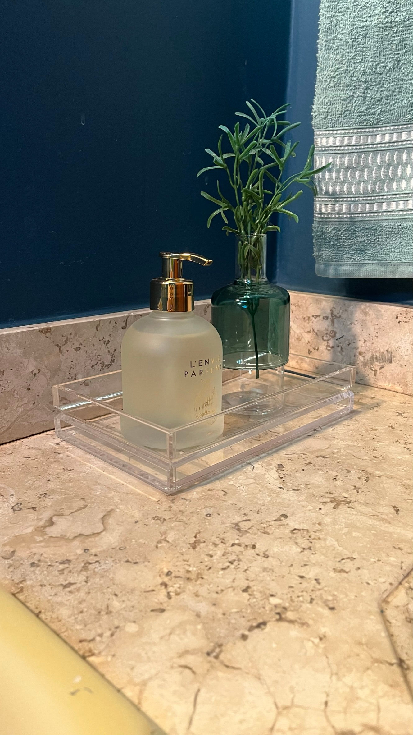 bandeja com acabamento bisote no banheiro com sabonete liquido e decoracao dentro