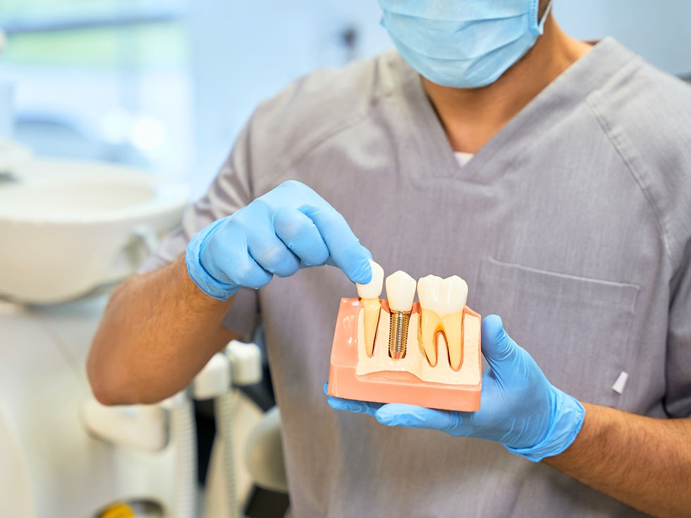 dentista apresentando o implante dentário